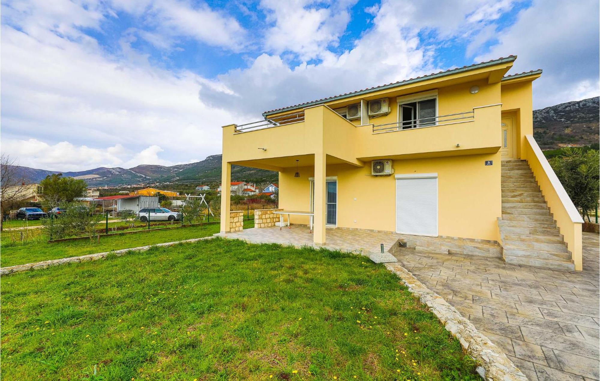 Lovely Apartment In Kastel Luksic With Kitchen Kaštela Exterior foto